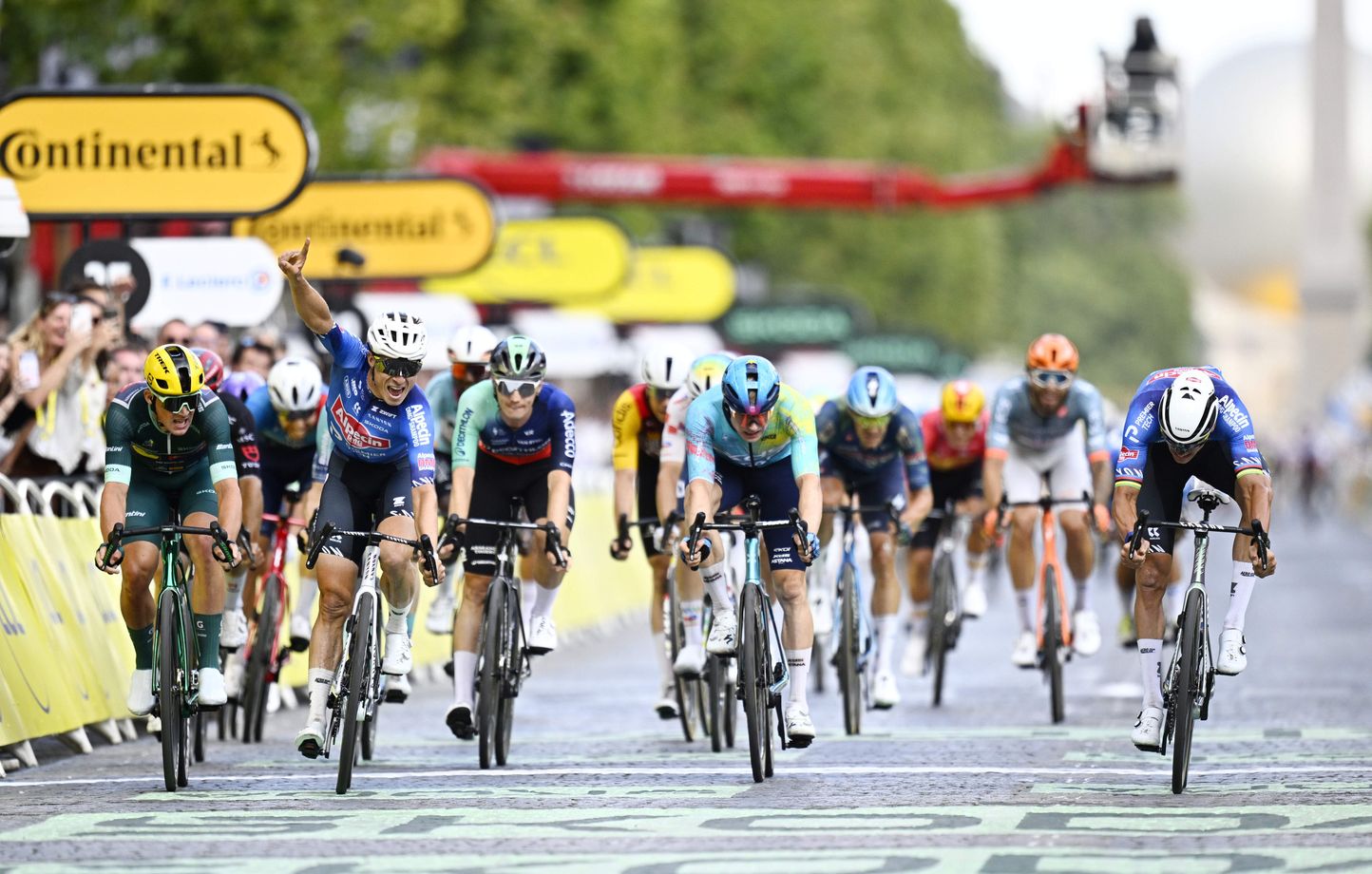 Van der Poel gana en un final loco, Pogacar en la leyenda… Sigue con nosotros el ramo final Van der Poel gana en un final loco, Pogacar en la leyenda… Sigue con nosotros el ramo final